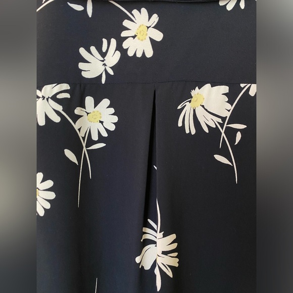 EUC Tommy Hilfiger Navy Floral Sleeveless Blouse - Picture 5 of 5